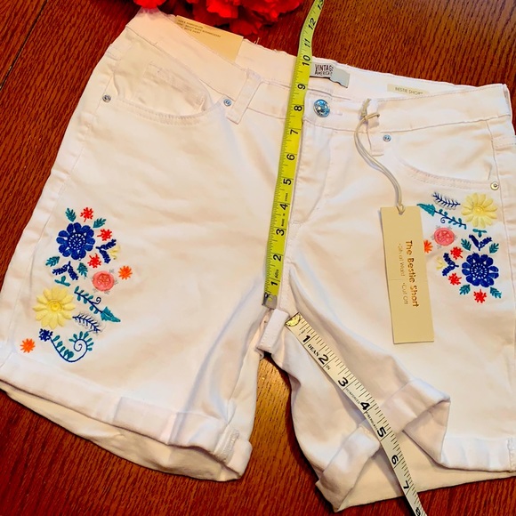 ⭐️NWT🆕White Floral Embroidered Denim SHORTS🌸 - Picture 5 of 10